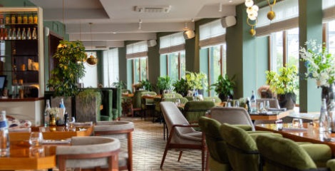 Parkettleger gesucht: Wie traditionelle Handwerkskunst moderne Böden revolutioniert